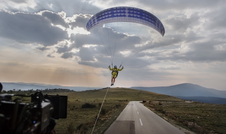 Der spektakuläre Paragliding-Stunt – Präsentiert von den Volvo Trucks